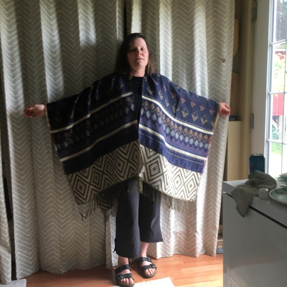 Reversible Cape with diamond pattern fringe - Picture 6 of 11